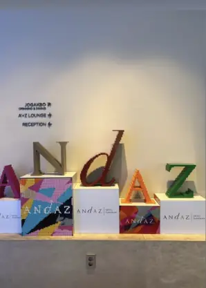 ホテルのロビー/看板